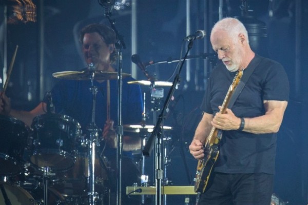 david-gilmour9FD53190-96E3-EE7E-699A-3A3FCE1B6291.jpg